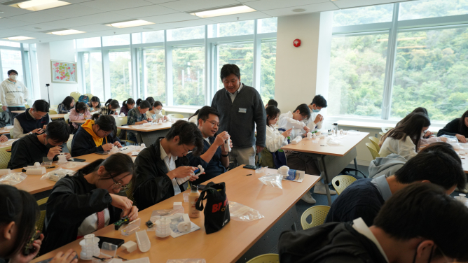 近50位來自不同院校的師生參與DIY手提氣象儀器體驗工作坊，以理解城市熱島效應的相關概念。
 
